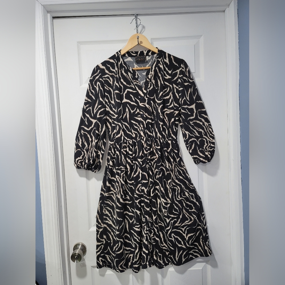 Amana dress size 1X animal print long sleeve V neck above the knee